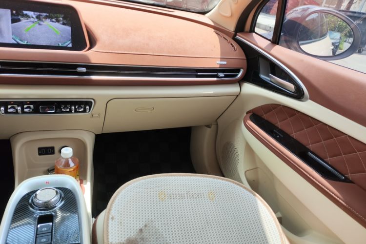 Used ORA Good Cat 2022 Morandi Edition 400km Standard Range Premium Version Lithium-Ion Battery Interior 8