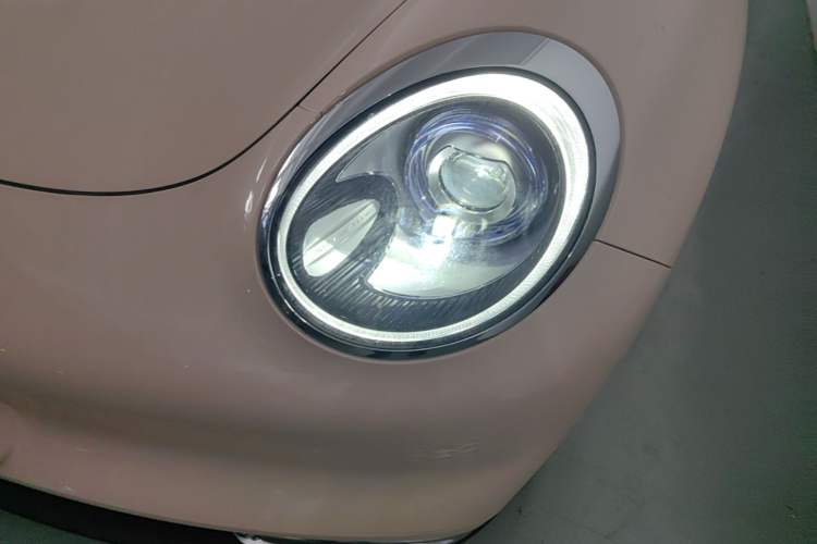 Used ORA Good Cat 2022 Morandi Edition 400km Standard Range Premium Version Lithium-Ion Battery Left Front Headlight