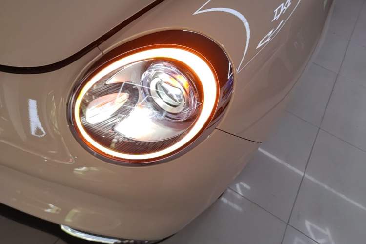 Used ORA Good Cat 2022 Morandi Edition 400km Standard Range Premium Version Lithium-Ion Battery Left Front Headlight