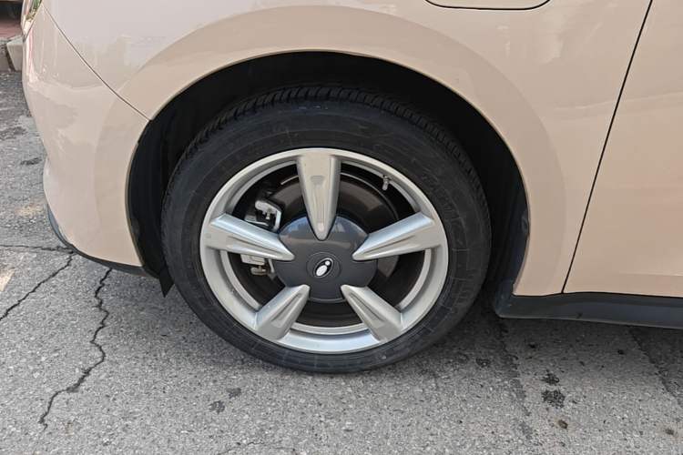 Used ORA Good Cat 2022 400km Standard Range Premium Version Lithium-Ion Battery Left Front Wheel Hub