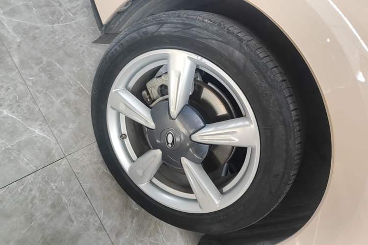 Used ORA Good Cat 2022 Morandi Edition 400km Standard Range Premium Version Lithium Iron Phosphate Left Front Wheel Hub