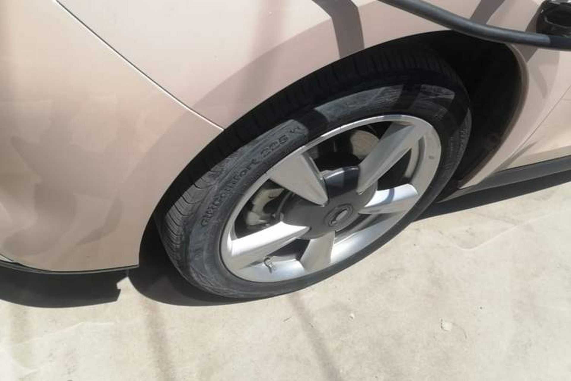 Used ORA Good Cat 2022 400km Standard Range Premium Version Lithium-Ion Battery Left Front Wheel Hub