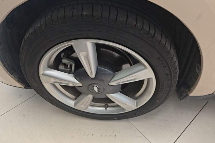 Used ORA Good Cat 2022 Morandi Edition 400km Standard Range Premium Version Lithium-Ion Battery Left Front Wheel Hub