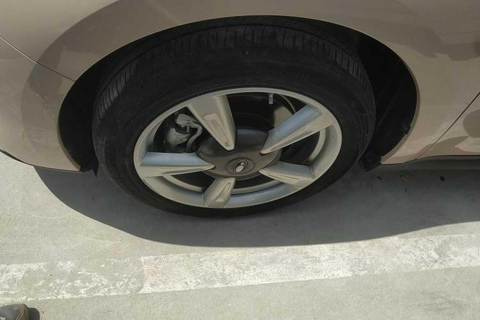 Used ORA Good Cat 2022 Morandi Edition 400km Standard Range Luxury Version Lithium-Ion Battery Left Front Wheel Hub