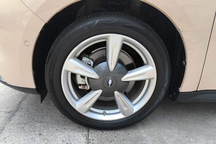 Used ORA Good Cat 2022 Morandi Edition 400km Standard Range Two-Week Young Enjoyment Version Lithium Iron Phosphate Left Front Wheel Hub