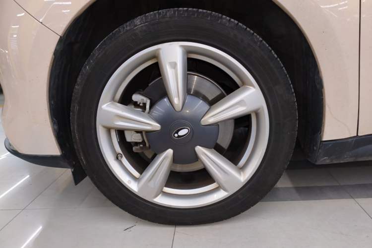 Used ORA Good Cat 2022 400km Standard Range Premium Version Lithium Iron Phosphate Left Front Wheel Hub