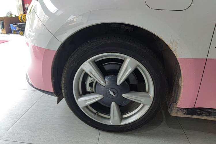 Used ORA Good Cat 2022 400km Standard Range Luxury Version Lithium Iron Phosphate Left Front Wheel Hub
