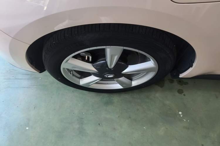 Used ORA Good Cat 2022 400km Standard Range Premium Version Lithium-Ion Battery Left Front Wheel Hub