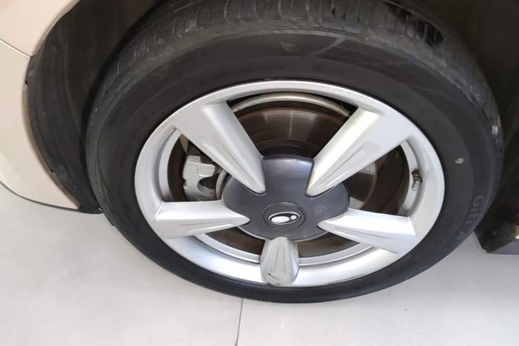 Used ORA Good Cat 2022 Morandi Edition 400km Standard Range Premium Version Lithium-Ion Battery Left Front Wheel Hub