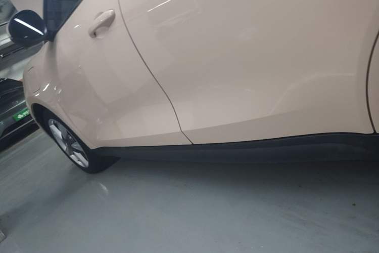 Used ORA Good Cat 2022 Morandi Edition 400km Standard Range Luxury Version Lithium-Ion Battery Left Side Sill