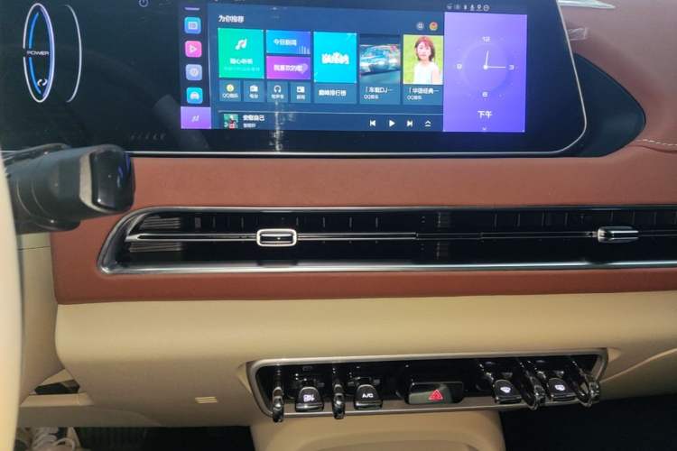 Used ORA Good Cat 2022 400km Standard Range Premium Version Lithium-Ion Battery Audio And AC Panel