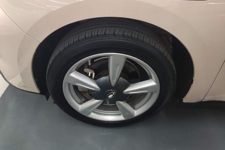 Used ORA Good Cat 2022 400km Standard Range Premium Version Lithium-Ion Battery Left Front Wheel Hub