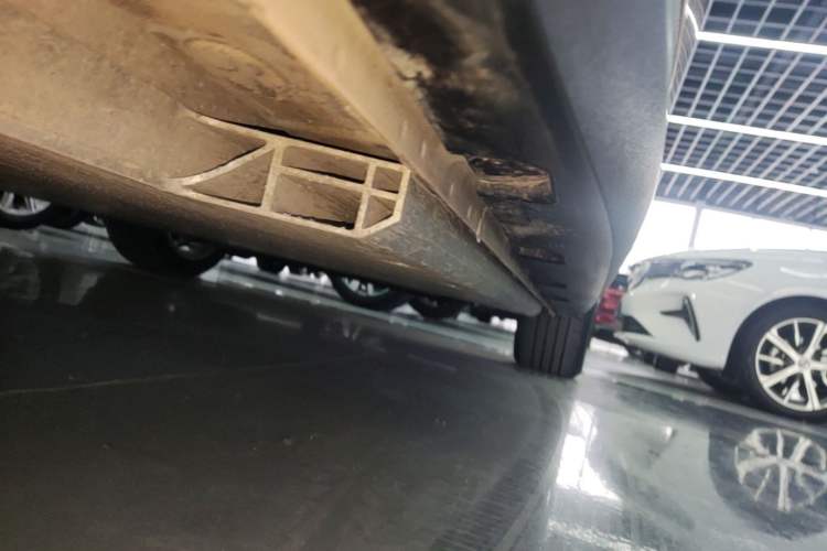 Used ORA Good Cat 2022 400km Standard Range Premium Version Lithium-Ion Battery Right Side Sill
