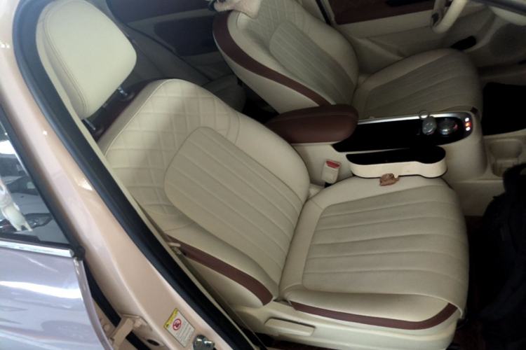 Used ORA Good Cat 2022 Morandi Edition 400km Standard Range Luxury Version Lithium Iron Phosphate Right Front Seat