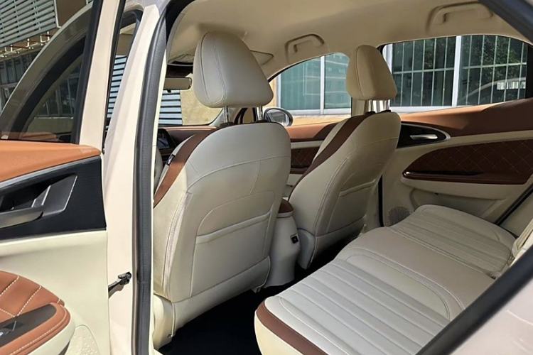 Used ORA Good Cat 2022 Morandi Edition 400km Standard Range Luxury Version Lithium Iron Phosphate Interior 3