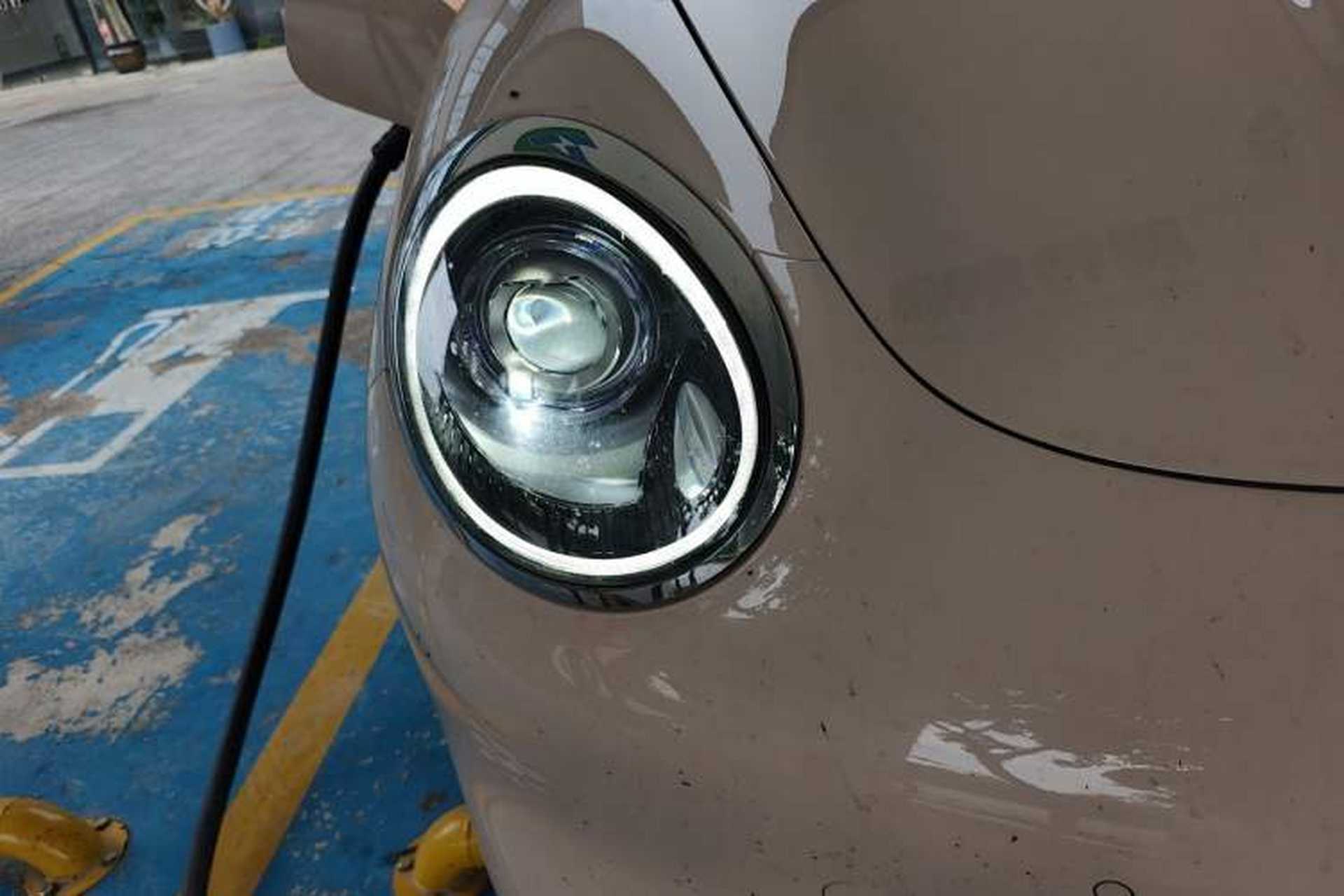 Used ORA Good Cat 2022 Morandi Edition 400km Standard Range Premium Version Lithium-Ion Battery Right Front Headlight