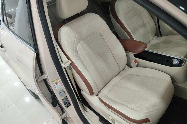 Used ORA Good Cat 2022 Morandi Edition 400km Standard Range Premium Version Lithium-Ion Battery Right Front Seat