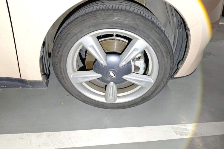 Used ORA Good Cat 2022 Morandi Edition 500 km Long Range Luxury Version Lithium Ternary Right Front Wheel Hub