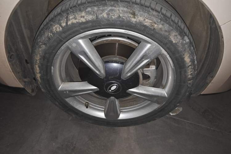 Used ORA Good Cat 2022 Morandi Edition 400km Standard Range Luxury Version Lithium-Ion Battery Right Front Wheel Hub