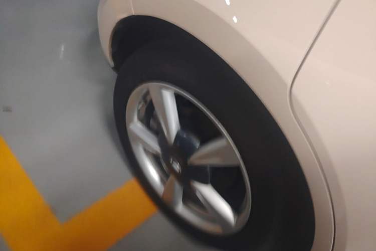 Used ORA Good Cat 2022 Morandi Edition 400km Standard Range Luxury Version Lithium-Ion Battery Right Rear Wheel Hub