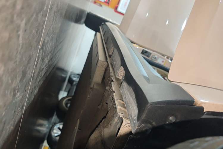 Used ORA Good Cat 2022 400km Standard Range Luxury Version Lithium Iron Phosphate Right Side Sill