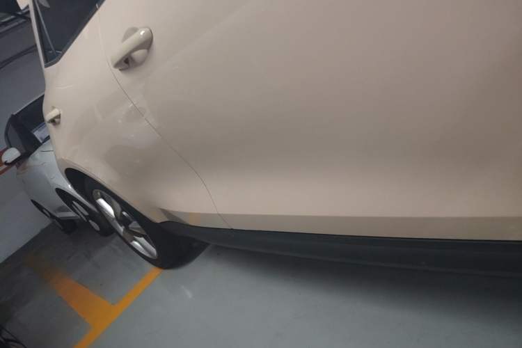 Used ORA Good Cat 2022 Morandi Edition 400km Standard Range Luxury Version Lithium-Ion Battery Right Side Sill