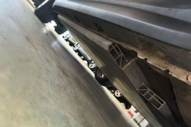 Used ORA Good Cat 2022 400km Standard Range Premium Version Lithium-Ion Battery Right Side Sill