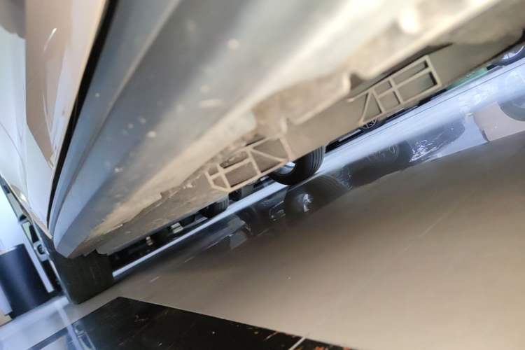 Used ORA Good Cat 2022 Morandi Edition 400km Standard Range Premium Version Lithium-Ion Battery Right Side Sill