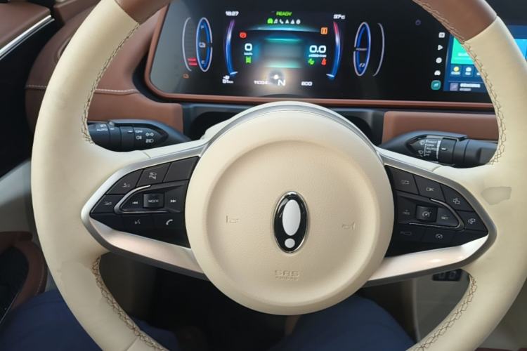Used ORA Good Cat 2022 Morandi Edition 400km Standard Range Premium Version Lithium-Ion Battery Steering Wheel
