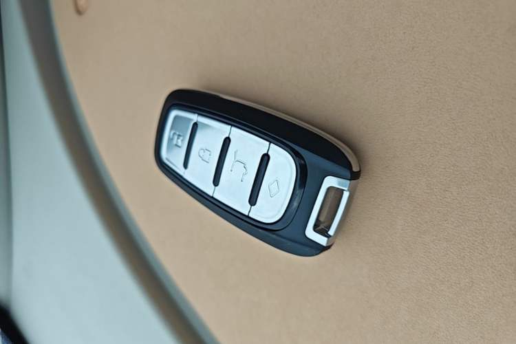 Used ORA Good Cat 2022 400km Standard Range Premium Version Lithium-Ion Battery Vehicle Key