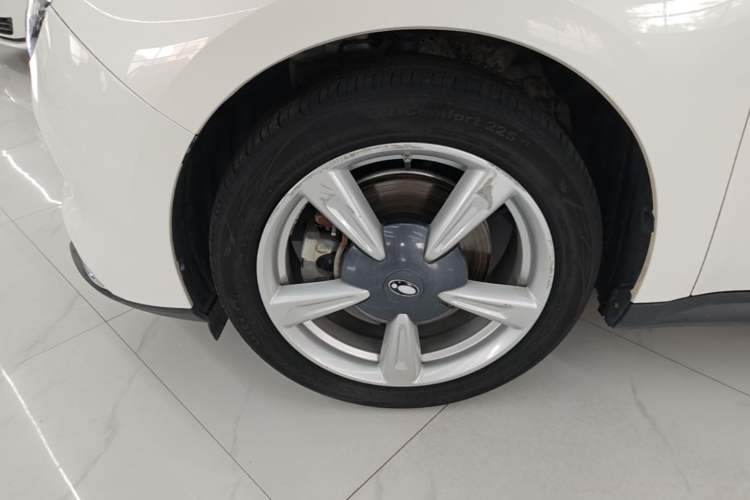 Used ORA Good Cat 2022 400km Standard Range Luxury Version Lithium Iron Phosphate Left Front Wheel Hub