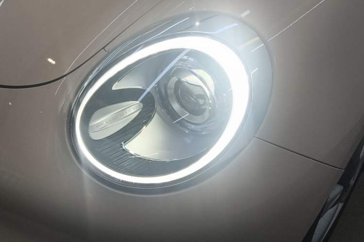 Used ORA Good Cat 2022 Morandi Edition 400km Standard Range Premium Version Lithium-Ion Battery Left Front Headlight