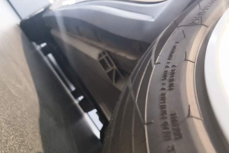 Used ORA Good Cat 2022 Morandi Edition 400km Standard Range Premium Version Lithium-Ion Battery Left Side Sill