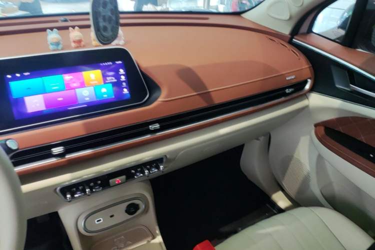 Used ORA Good Cat 2023 401 km Standard Range Luxury Version Lithium Iron Phosphate Audio And AC Panel