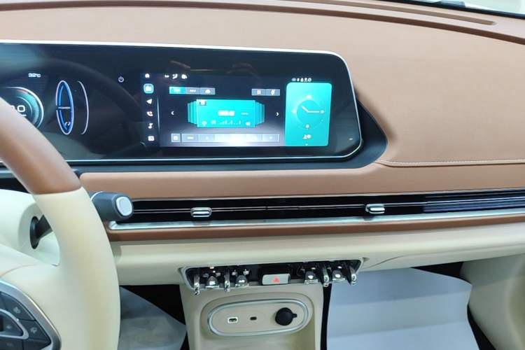 Used ORA Good Cat 2023 401 km Standard Range Luxury Version Lithium Iron Phosphate Audio And AC Panel