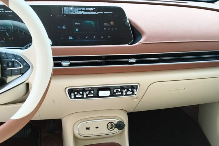 Used ORA Good Cat 2023 401 km Standard Range Luxury Version Lithium Iron Phosphate Audio And AC Panel