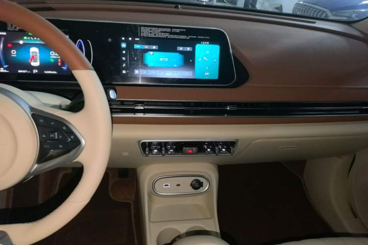 Used ORA Good Cat 2023 401 km Standard Range Luxury Version Lithium Iron Phosphate Audio And AC Panel