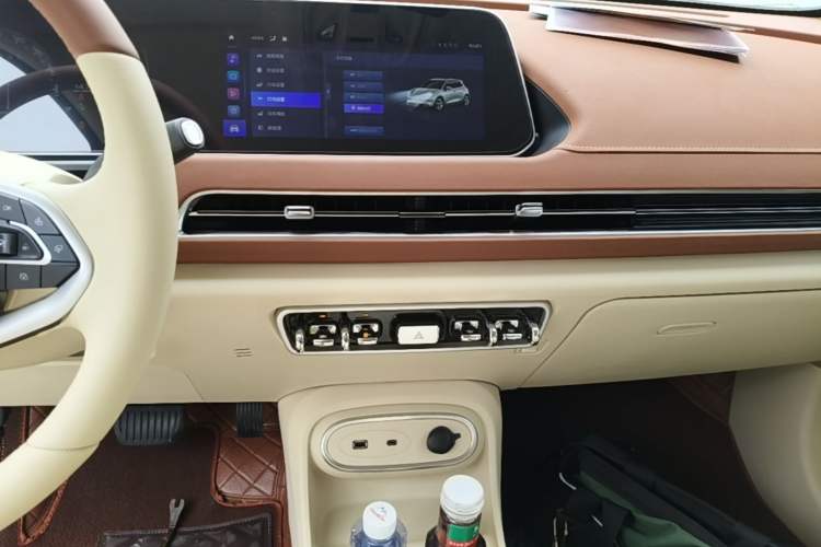 Used ORA Good Cat 2023 401 km Standard Range Luxury Version Lithium Iron Phosphate Audio And AC Panel