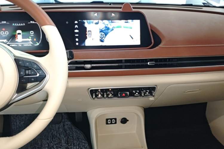 Used ORA Good Cat 2023 401 km Standard Range Luxury Version Lithium Iron Phosphate Audio And AC Panel