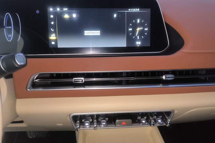 Used ORA Good Cat 2023 401 km Standard Range Luxury Version Lithium Iron Phosphate Audio And AC Panel