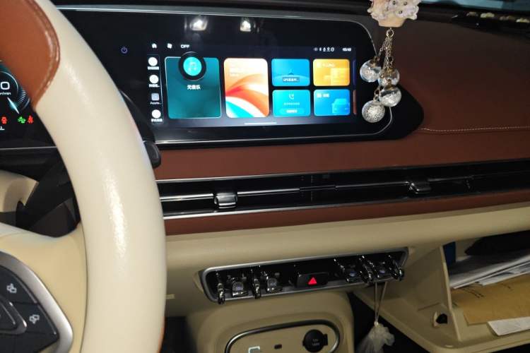 Used ORA Good Cat 2023 401 km Standard Range Luxury Version Lithium Iron Phosphate Audio And AC Panel