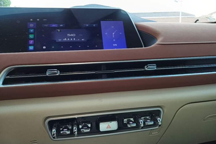 Used ORA Good Cat 2023 401 km Standard Range Luxury Version Lithium Iron Phosphate Audio And AC Panel