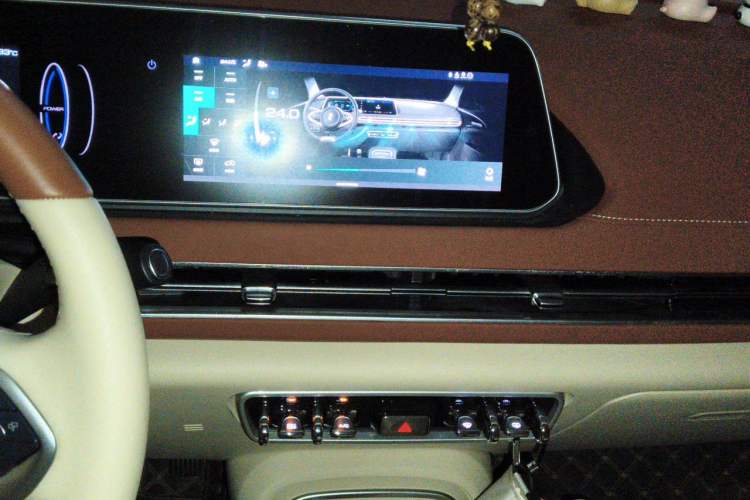 Used ORA Good Cat 2023 401 km Standard Range Luxury Version Lithium Iron Phosphate Audio And AC Panel