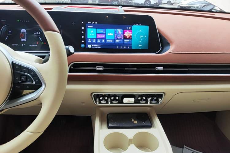 Used ORA Good Cat 2023 401 km Standard Range Luxury Version Lithium Iron Phosphate Audio And AC Panel