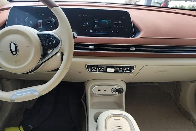 Used ORA Good Cat 2023 401 km Standard Range Luxury Version Lithium Iron Phosphate Audio And AC Panel