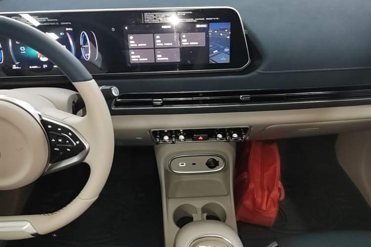 Used ORA Good Cat 2023 401 km Standard Range Luxury Version Lithium Iron Phosphate Audio And AC Panel