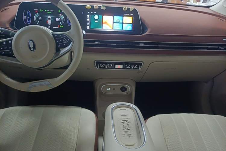 Used ORA Good Cat 2023 401 km Standard Range Premium Version Lithium Iron Phosphate Audio And AC Panel