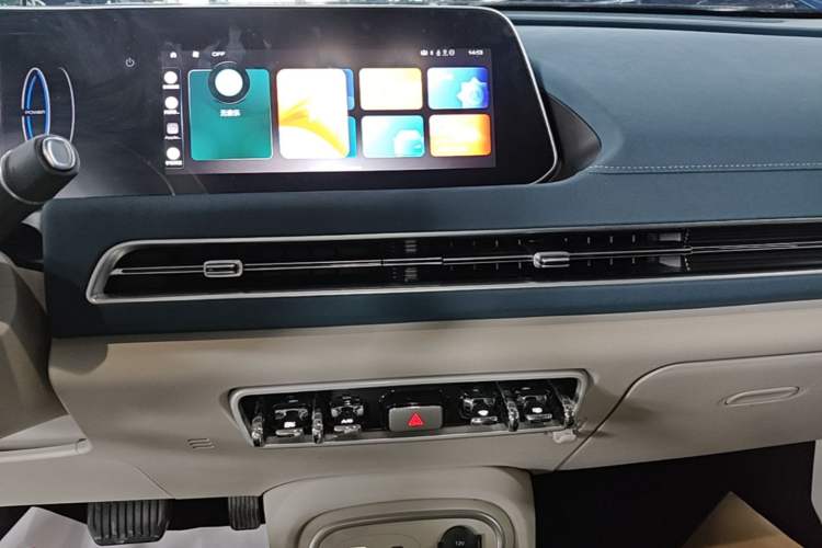 Used ORA Good Cat 2023 401 km Standard Range Luxury Version Lithium Iron Phosphate Audio And AC Panel