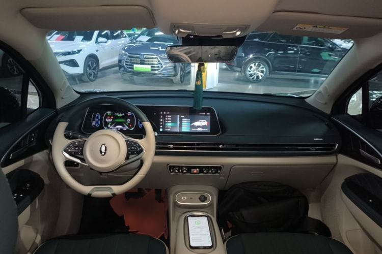 Used ORA Good Cat 2023 401 km Standard Range Luxury Version Lithium Iron Phosphate Center Console