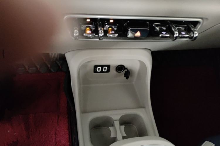 Used ORA Good Cat 2023 401 km Standard Range Comfort Version Lithium Iron Phosphate Center Console